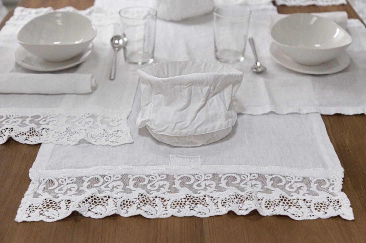 Table mat with tulle lace